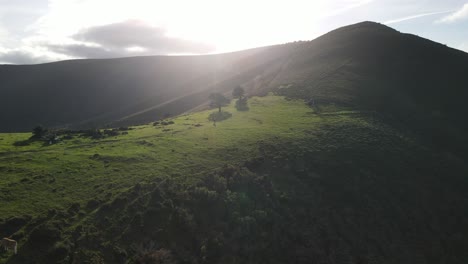 Wandern-Bei-Sonnenuntergang-Mit-Blick-Auf-Die-Berge,-Hügel-Und-Grünes-Gras-In-Nordspanien