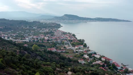 ciudad mediterránea entre montañas y mar en zakynthos, grecia, antena