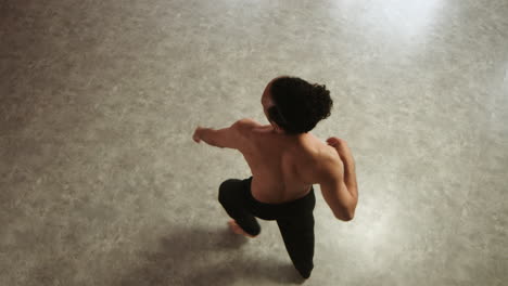 joven bailando en un aula