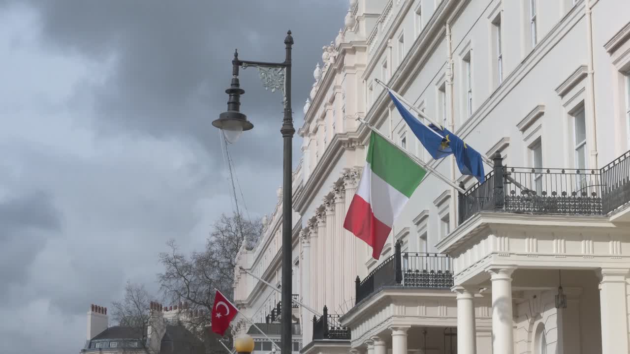 Bandiera italiana a Belgravia, Londra, Regno Unito.