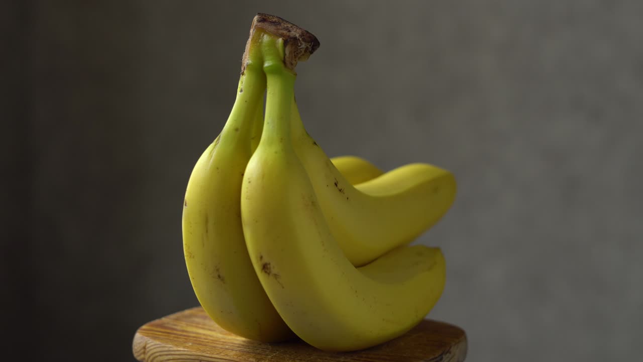회색 바탕에 노란색 바나나