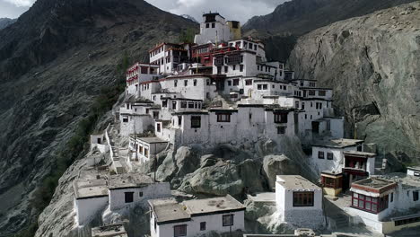 Vista-Aérea-De-Restos-Antiguos-Del-Monasterio-Budista-En-Una-Montaña-Rocosa