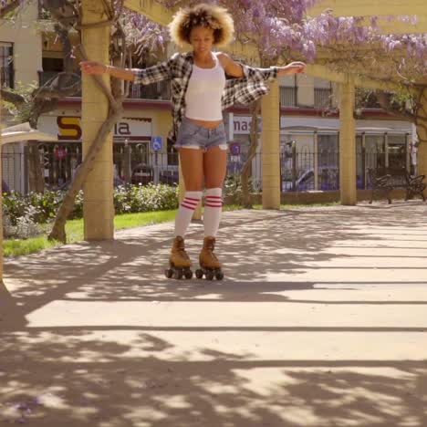Una chica joven en patines.