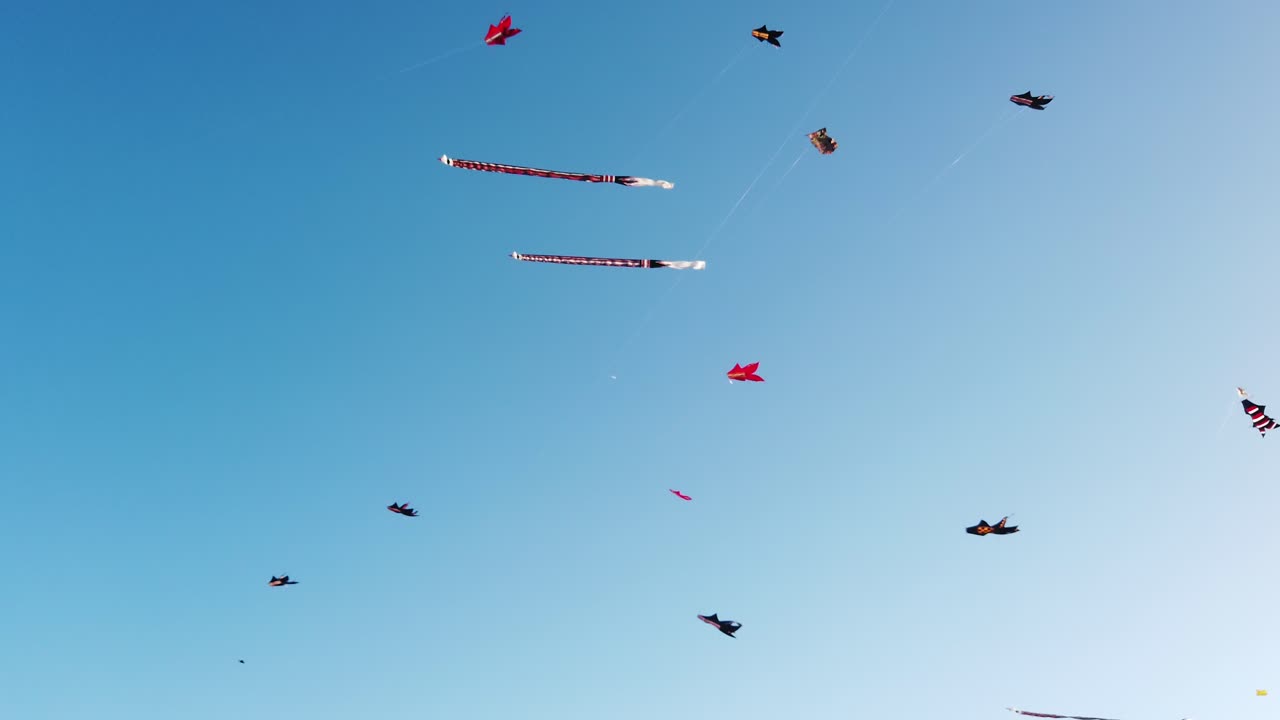 인도네시아 발리 의  ⁇ 은 파란색 여름 하늘 에서 날아다니는 다채로운 바위 들