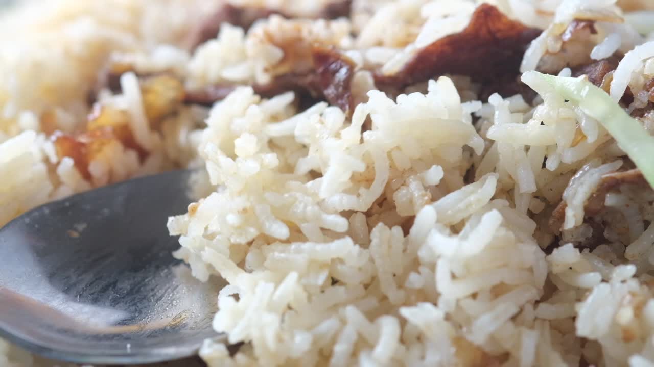 el primer plano de biryani