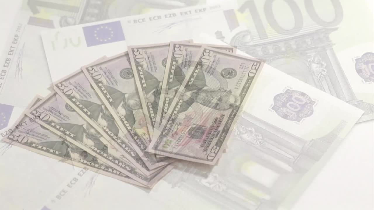 animación de billetes de dólares estadounidenses que giran sobre la moneda euro sobre un fondo blanco.