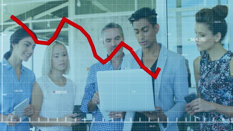 animación del procesamiento de datos estadísticos contra diversos colegas discutiendo por computadora portátil en la oficina