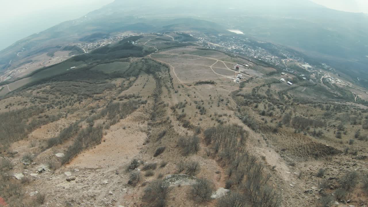 воздушный вид на горный ландшафт с деревней