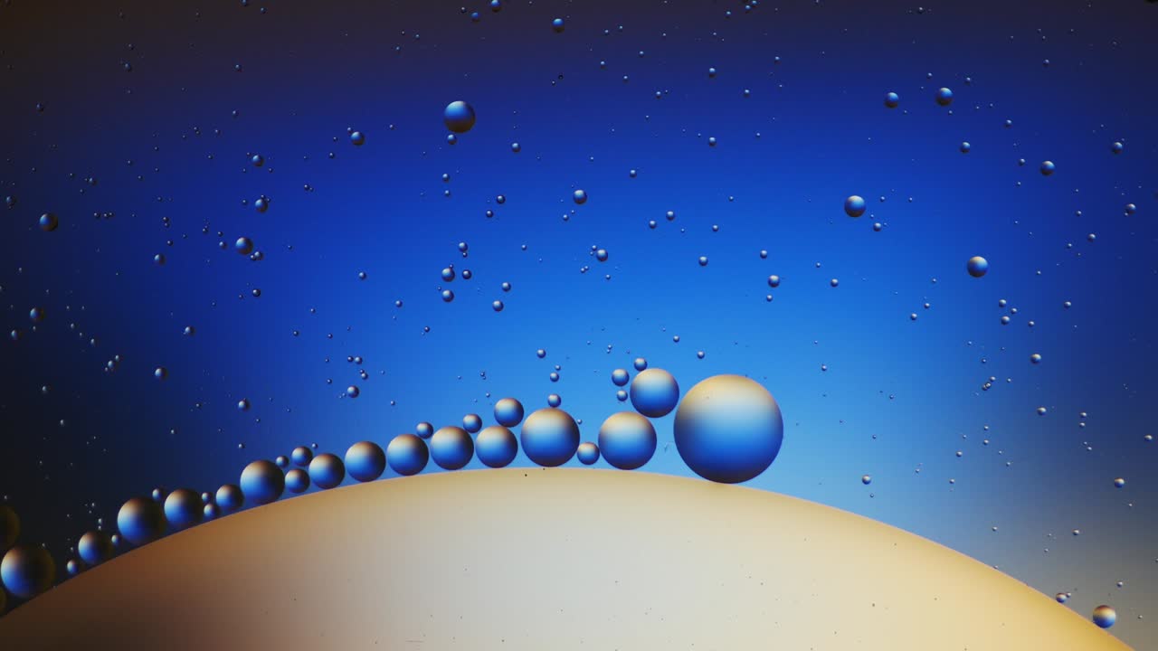 물 위에 떠다니는 기름방울의 다채로운 예술적.