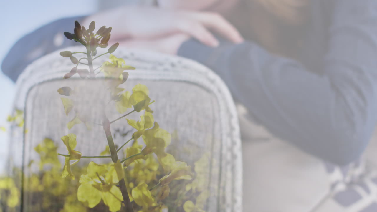 소파에 앉아있는 백인 여성 위에 꽃의 애니메이션