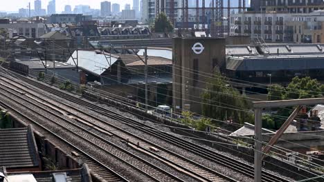 Los-Trenes-De-Superficie-Pasan-Por-El-Depósito-De-TFL,-Londres,-Reino-Unido