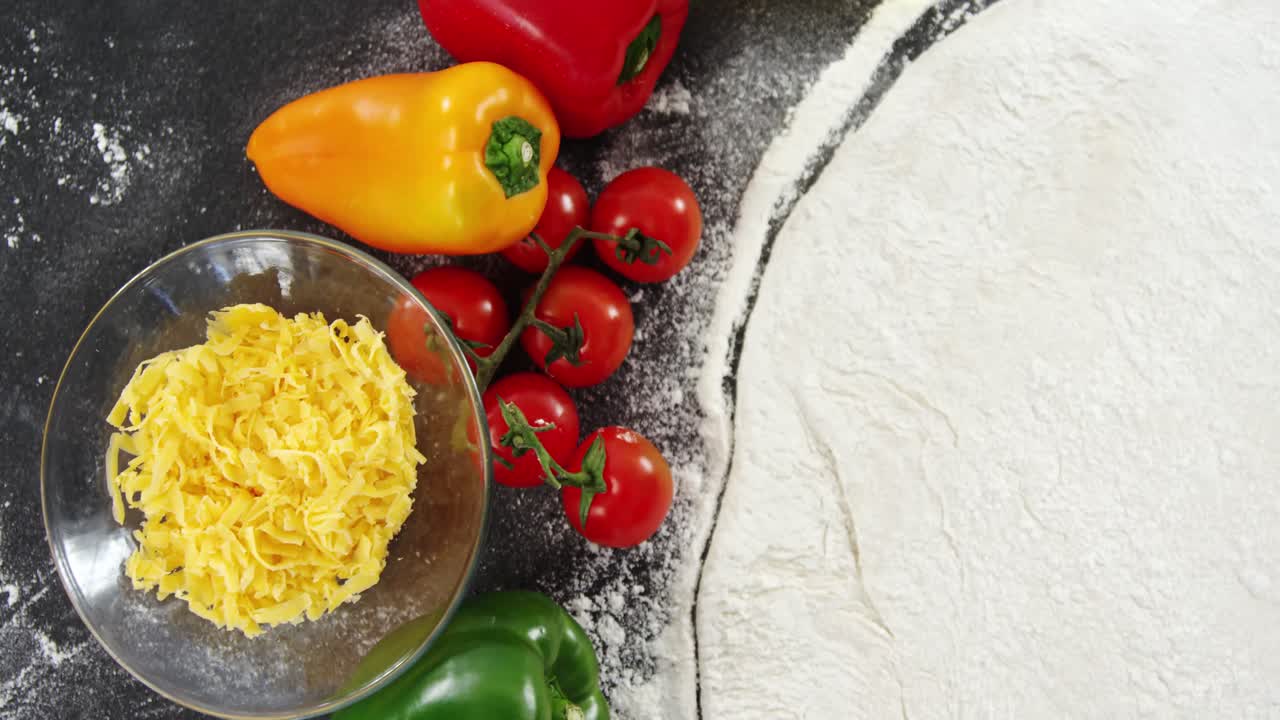 테이블 위 에 채소 를 넣은 피자 밀가루