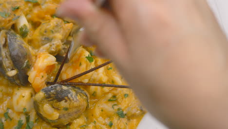 risotto con almejas y camarones, primer plano, mediterráneo