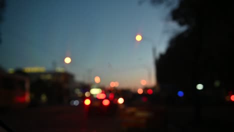 hermoso bokeh reluciente en el fondo oscuro borroso por la noche.