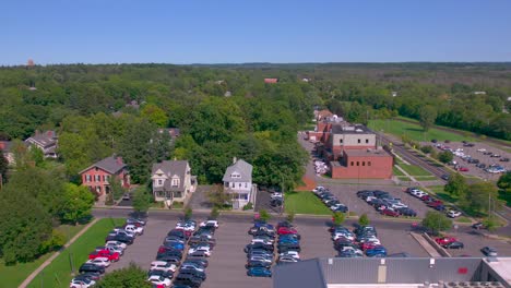 Haus-In-Der-Innenstadt-Hinter-Dem-Schönen-Gerichtsgebäude-In-Canandaigua,-New-York,-In-Der-Nähe-Des-Canandaigua-Sees