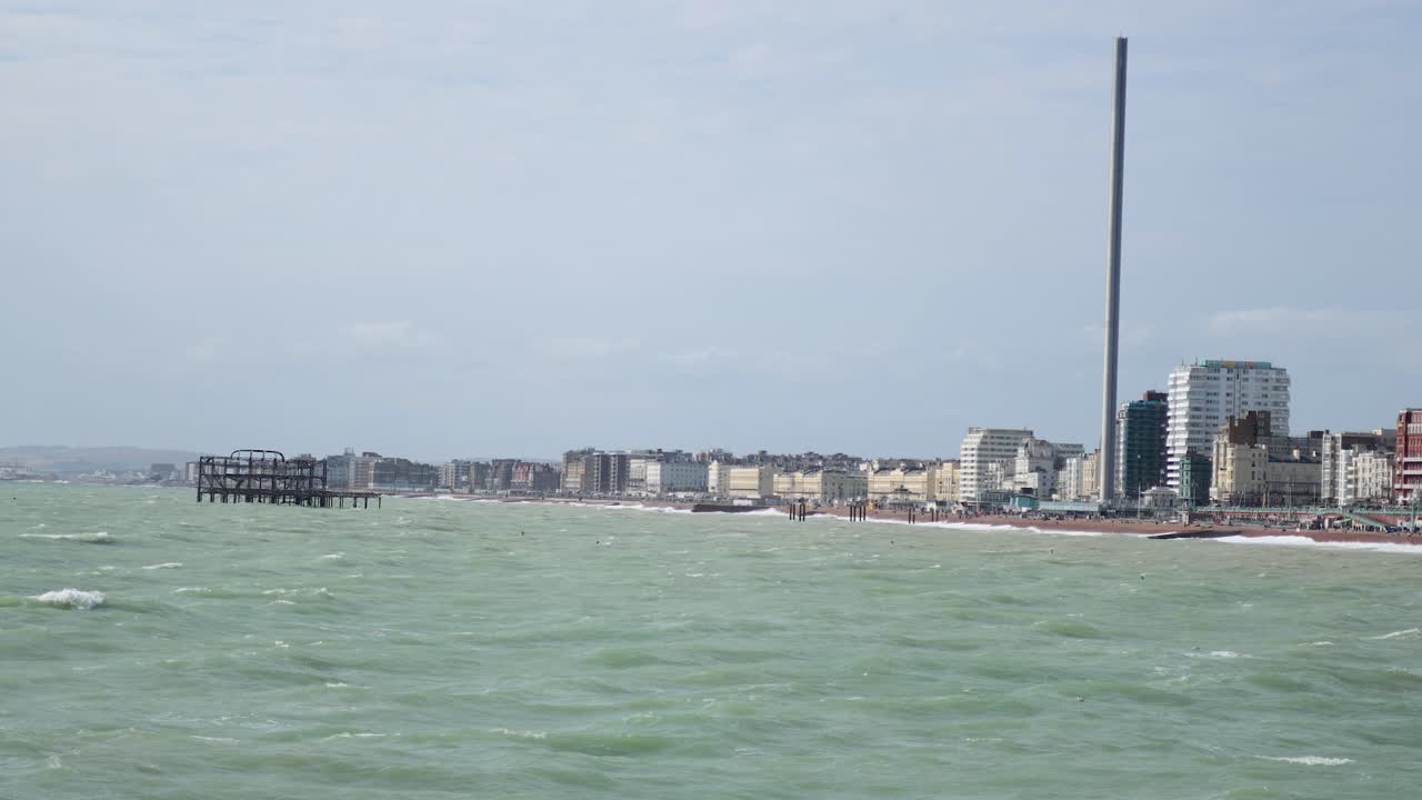Uitzicht op de boulevard van Brighton en de i360-toren