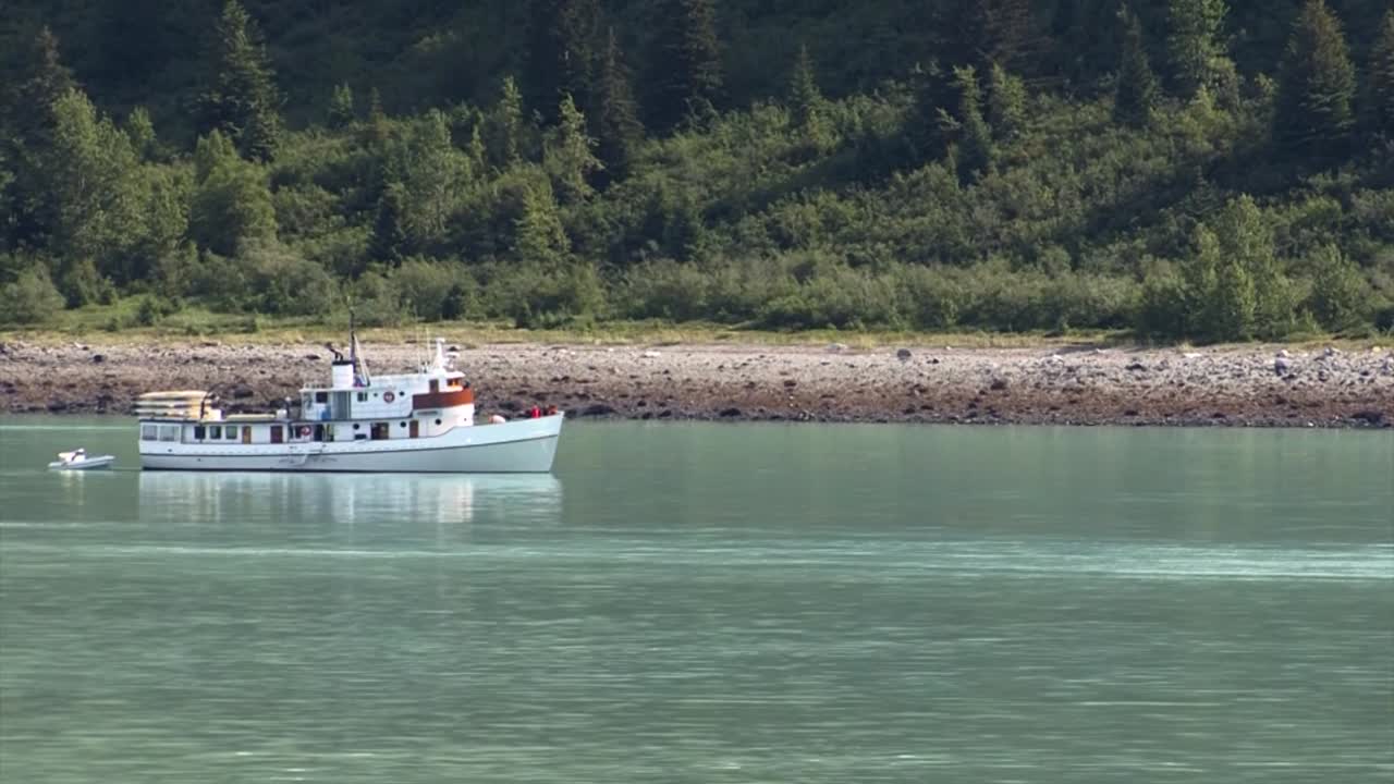 маленькая лодка у берега на аляске