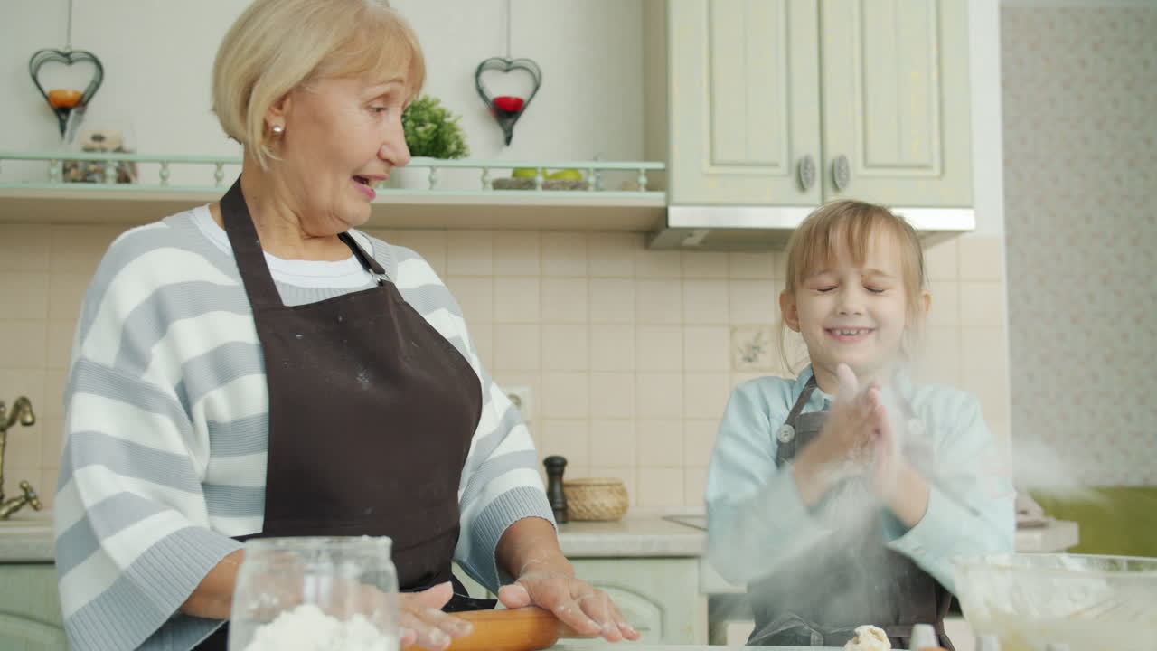 할머니 와 손녀 가 함께