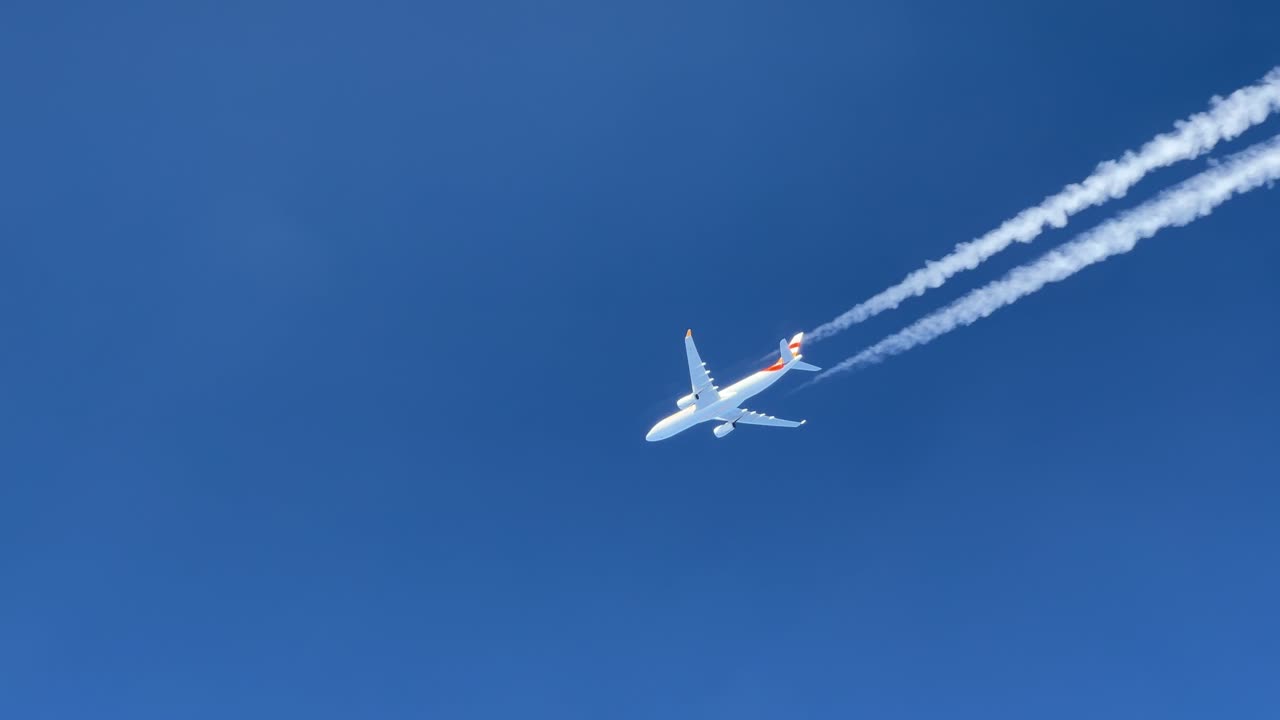 거대한  ⁇ 색 에어버스 330의 외부 전망과 다른 제트 항공기의 조종실에서  ⁇ 을  ⁇ 습니다.