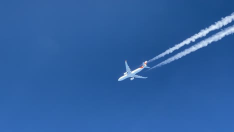 vista externa de un airbus 330 blanco masivo y su estela tomada desde la cabina de otro avión volando por debajo