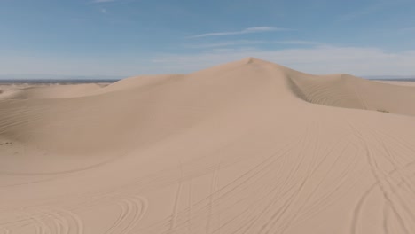 Fliegen-über-Epische-Sanddünenlandschaften-Mit-Blauem-Himmel,-Drohnenaufnahmen-Aus-Der-Luft-Von-Weicher-Sandlandschaft-Und-Weiten-Weiten