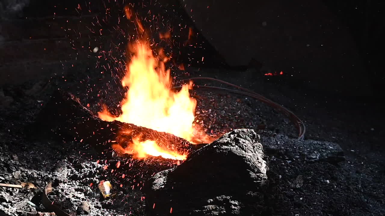 은 구리가 불꽃에 의해 소모되는 것을 가게 보고 있습니다.