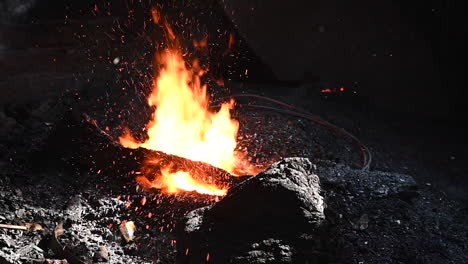 cerca sobre el cobre siendo consumido por las brasas