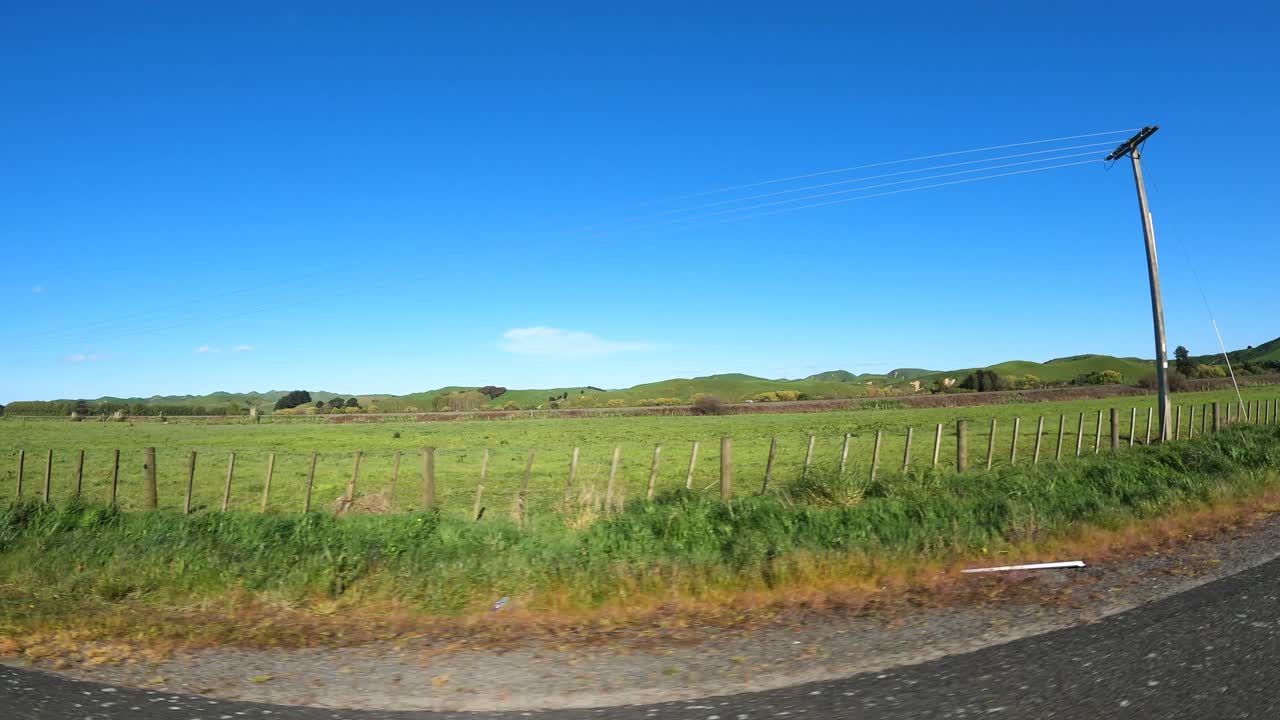 거리에서 운전 차량에서 본 녹색 자연 풍경과 푸른 하늘