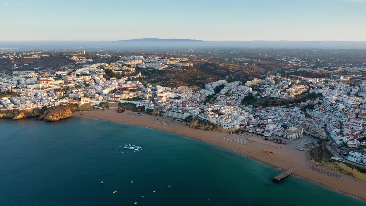 일출 때 알부페이라 해변 조감도