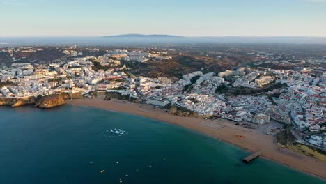 vista aérea de la playa de albufeira al amanecer