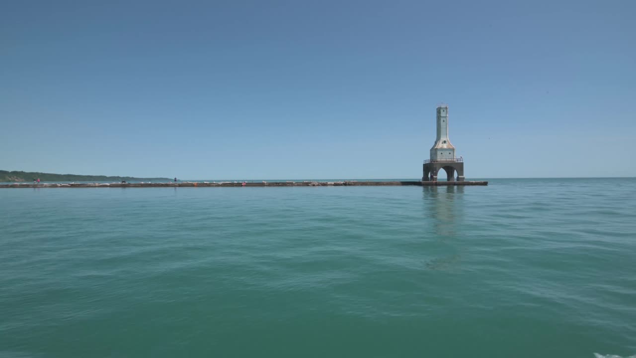 disfruta del paseo por el puerto y el faro mientras pasamos de camino al mar.