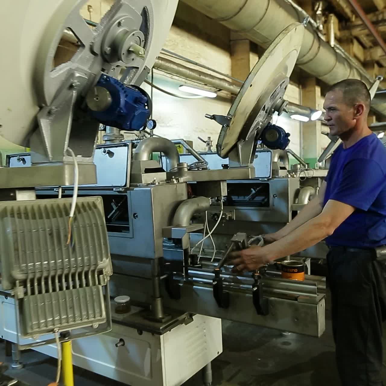 hombre que trabaja con máquinas