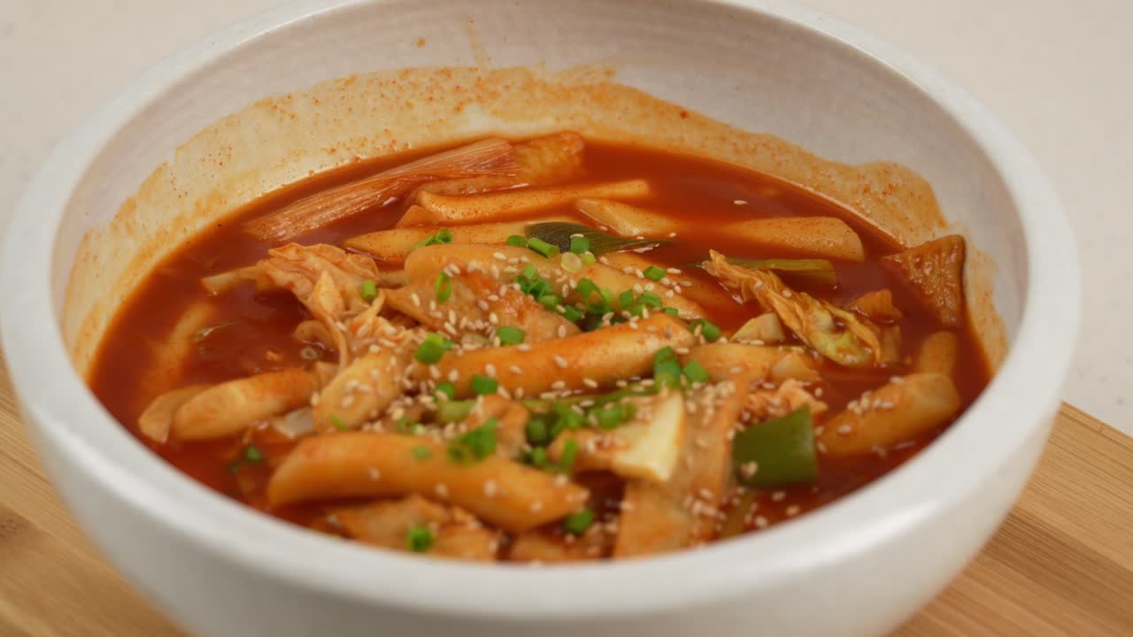 Soft rice cakes in a spicy, rich sauce with fish cakes and fresh vegetables. 부드러운 떡이 매콤한 소스와 어묵, 채소와 조화를 이루는 한 그릇.