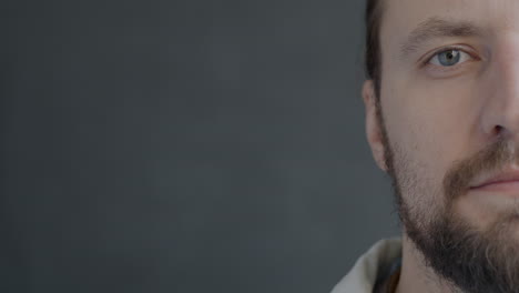 primer plano de la cara de un hombre