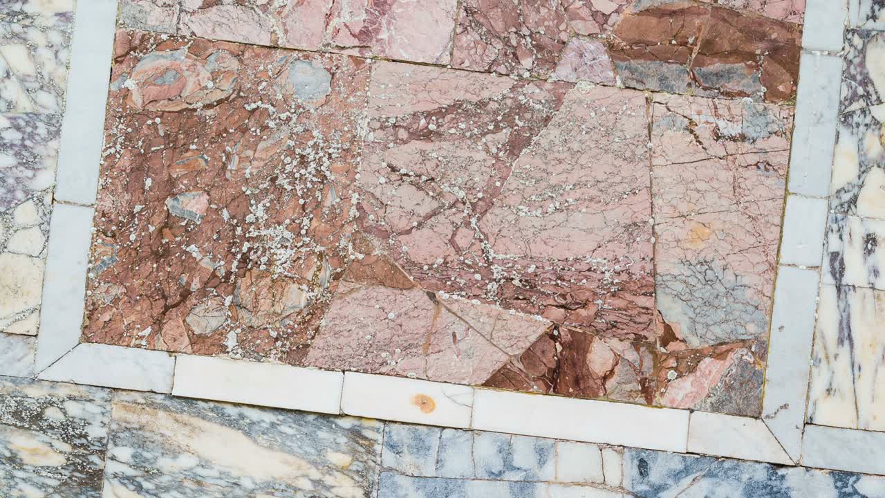 el suelo giratorio de mármol romano antiguo, roma, italia