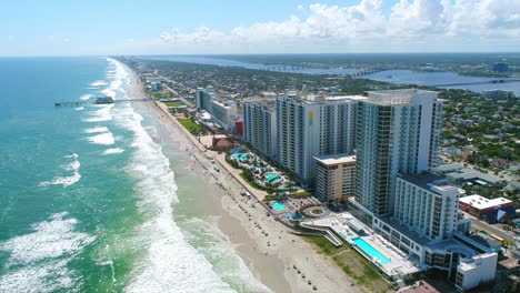 vista aérea de la costa de daytona beach con hoteles en primer plano