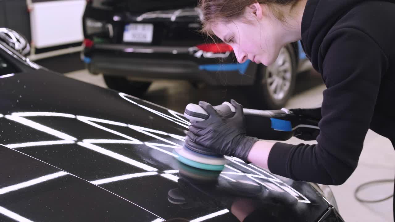 detallado profesional de automóviles utilizando maquinaria y pulidores para la restauración de pintura.