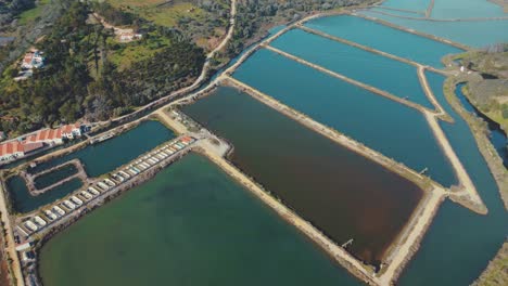 toma aérea de titulación de piscina de piscifactoría descolorida en desuso