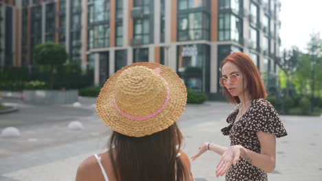 dos mujeres hablando al aire libre