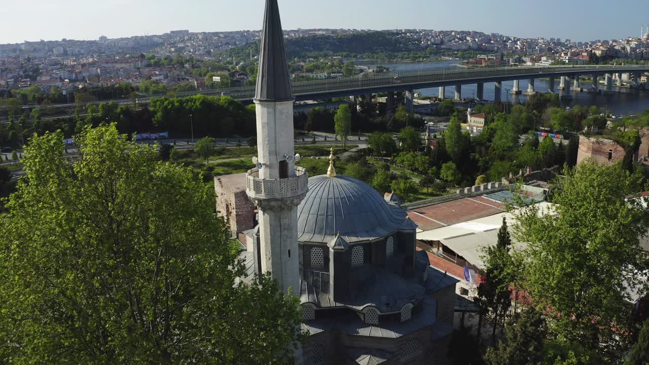 vista aérea del puente de unkapani y la mezquita de suleyman subasi. imágenes en 4k en turquía