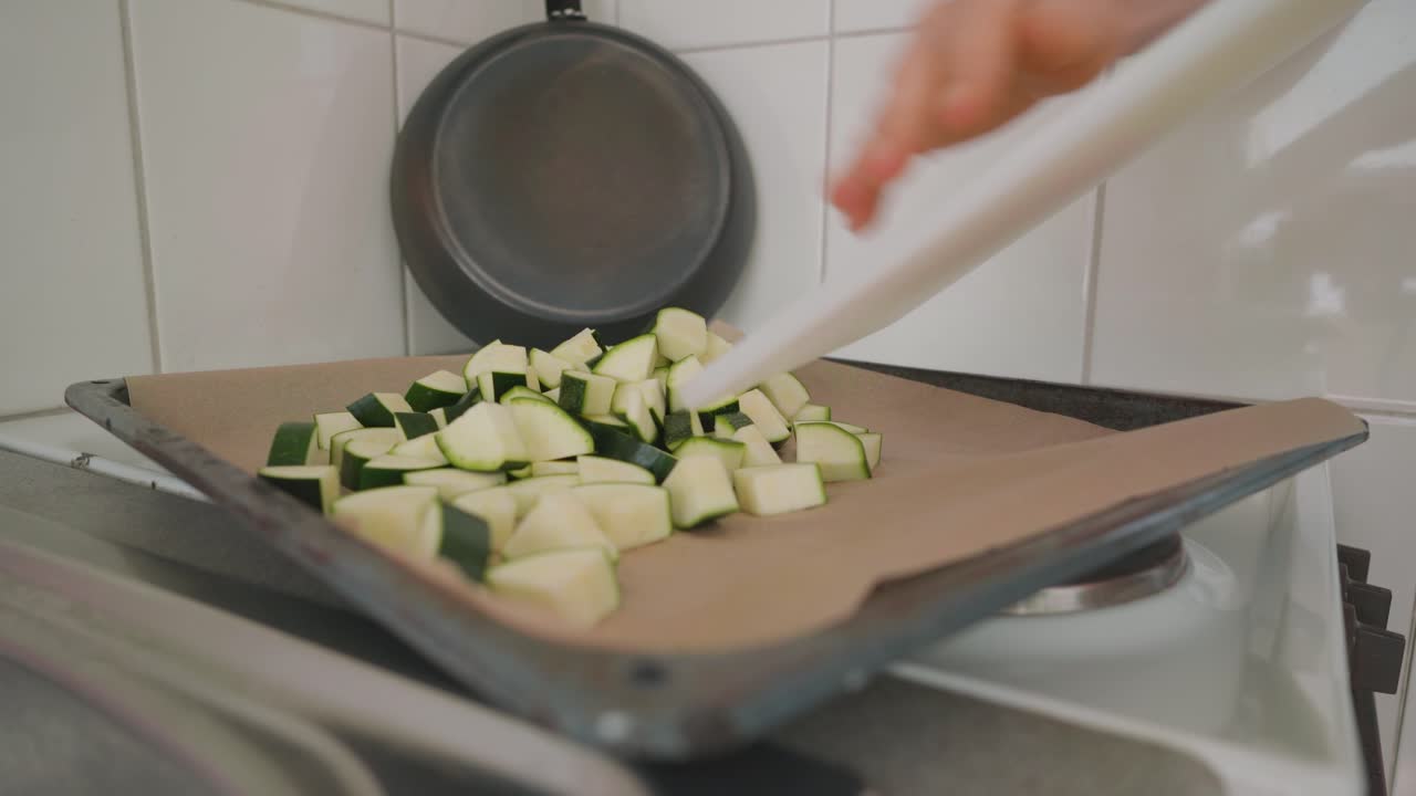 과자 굽는 판에 애호박 덩어리를 두는 남자