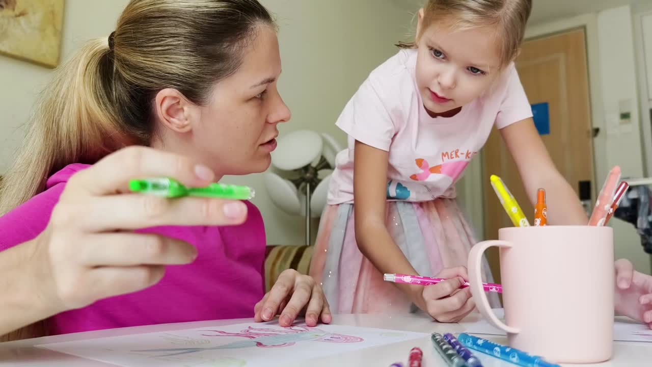 어머니와 딸이 함께 그림을 그리고 있습니다.