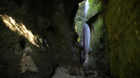 Breite-Zeitlupenaufnahme-Eines-Versteckten-Wasserfalls-In-Einer-Schlucht