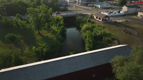 un puente de madera cubierto en zumbrota, minnesota, estados unidos.
