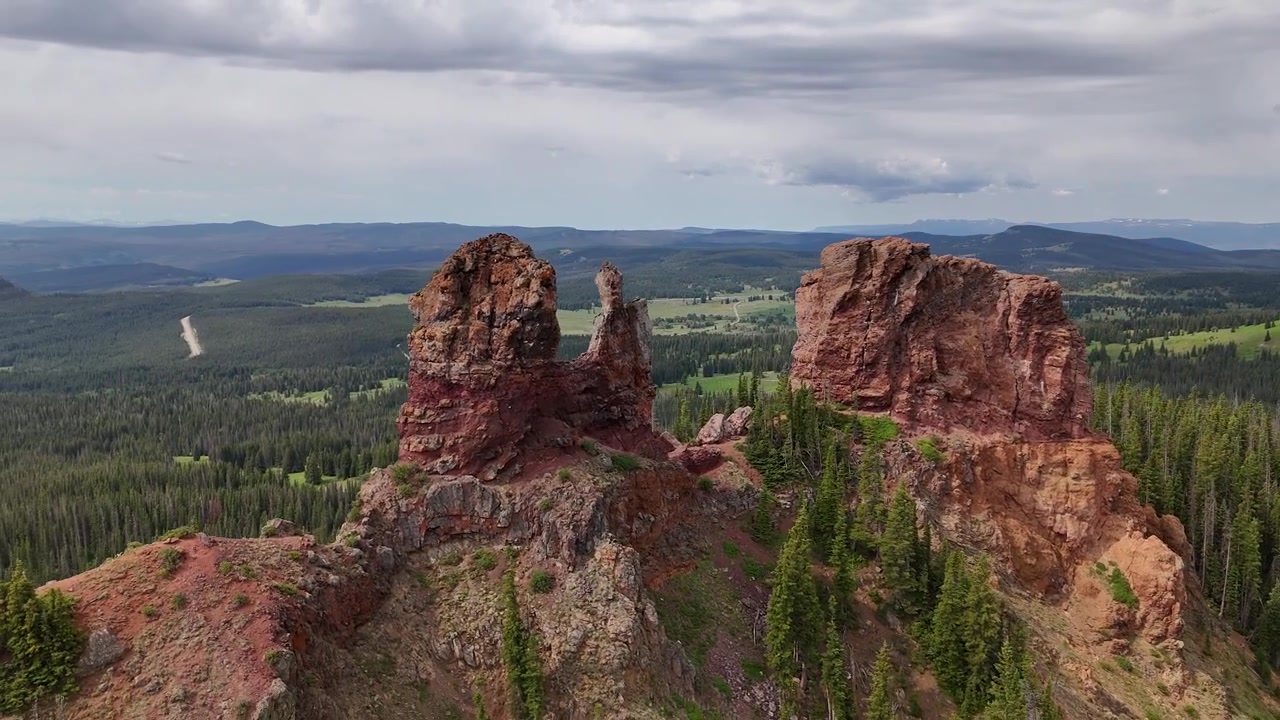 Dronekuva Rabbit Ears Pass -huipusta, maisemallisesta kukkulan kalliomuodostelmasta Coloradossa, Yhdysvalloissa