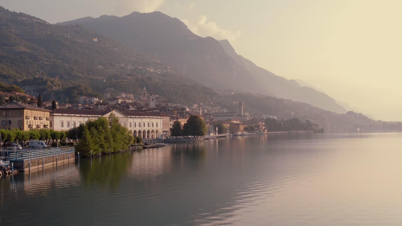 이탈리아 베르가모 호수를 따라 달리는 러브레 시 왼쪽에 일출 시 이세오 호수의 드론 보기