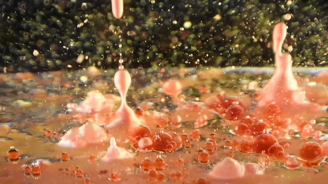 극도의 깊이 효과 60fps에서 전경의 화산 효과로 우주에서 움직이는 몽환적인 보케 컬러 오일 방울