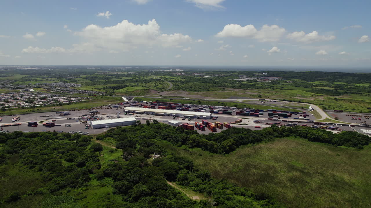 vista aérea de un centro logístico y un dique seco
