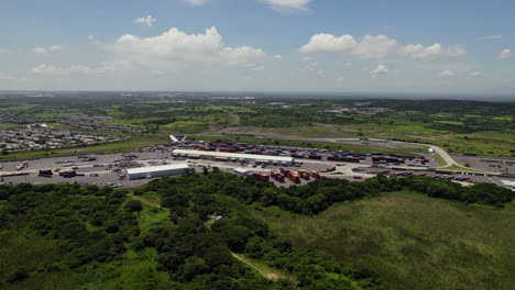 vista aérea de un centro logístico y un dique seco