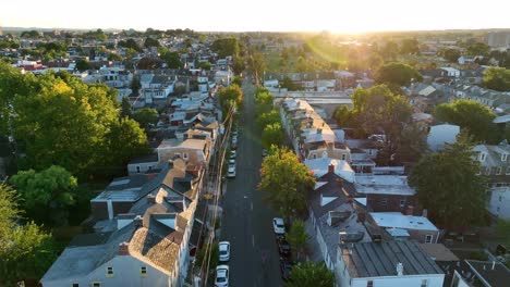 Amerikanische-Großstadt-Bei-Sonnenuntergang